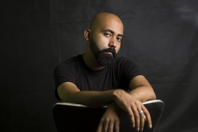 黑色艺术风格光头帅哥写真图片